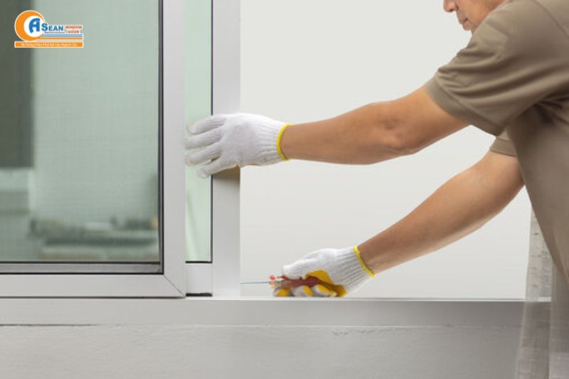 Cách thay bánh xe cửa lùa nhôm