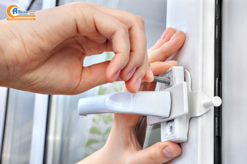 Khóa cửa nhựa lõi thép