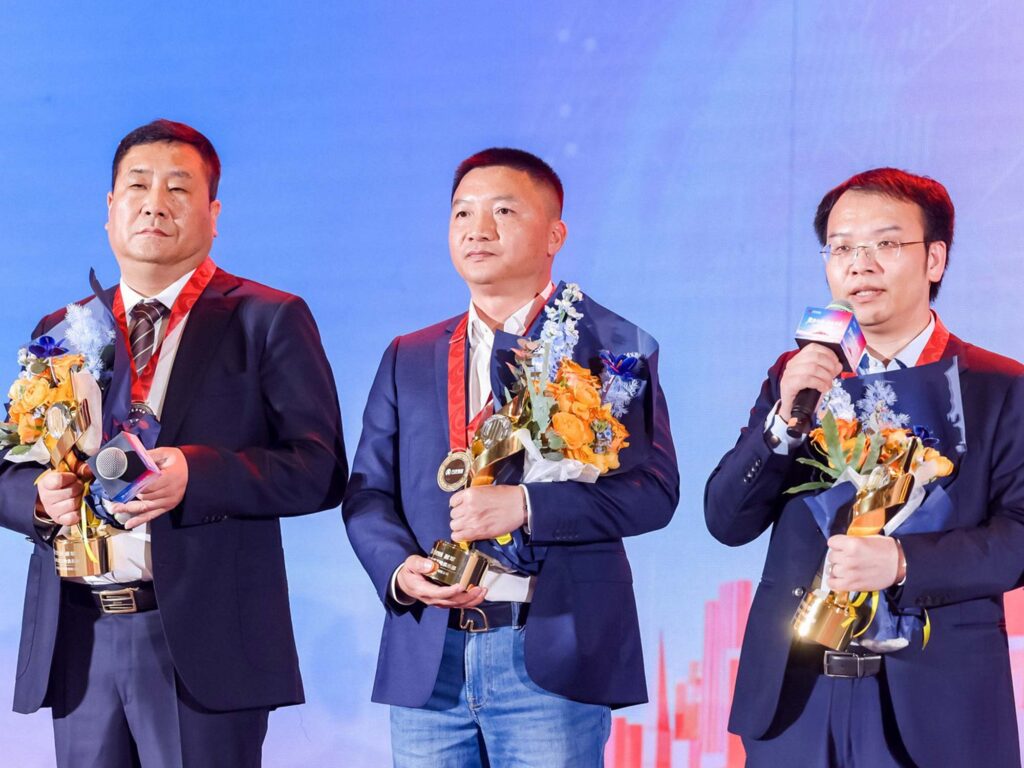 khoanh khac trao cup cho nha phan phoi tieu bieu