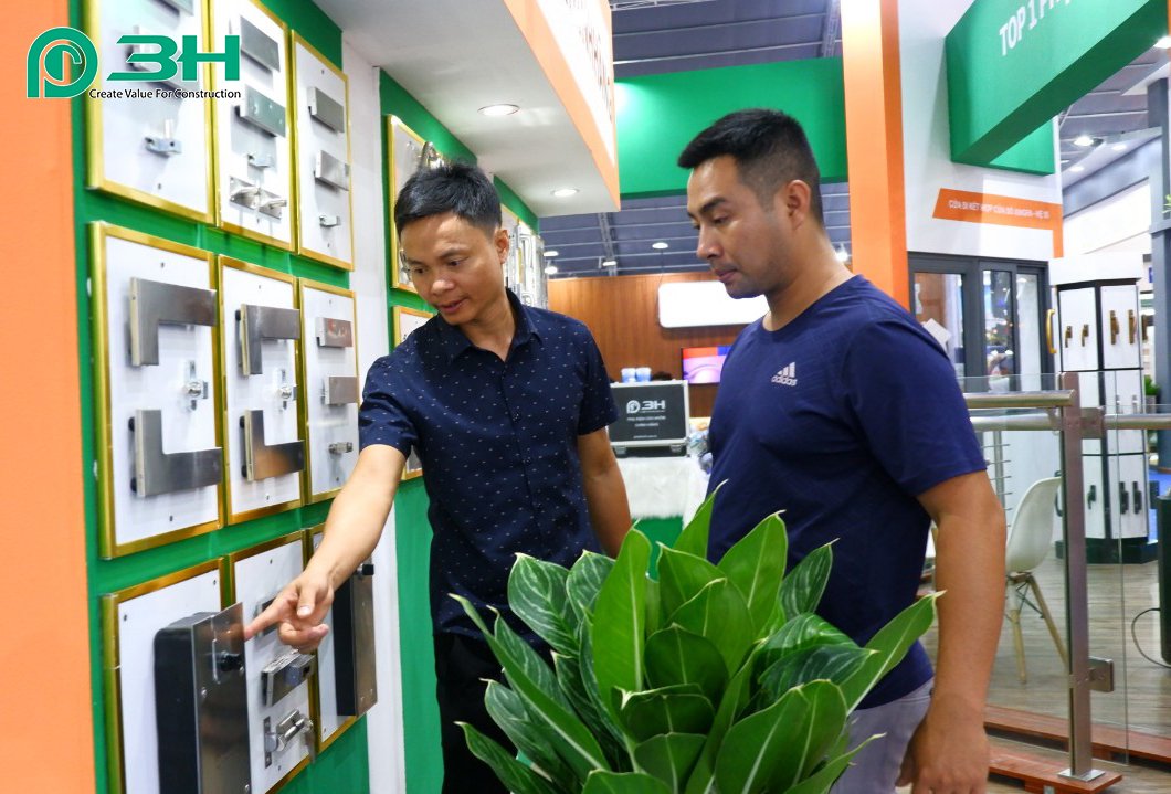 Khách tham quan gian hàng phụ kiện 3H