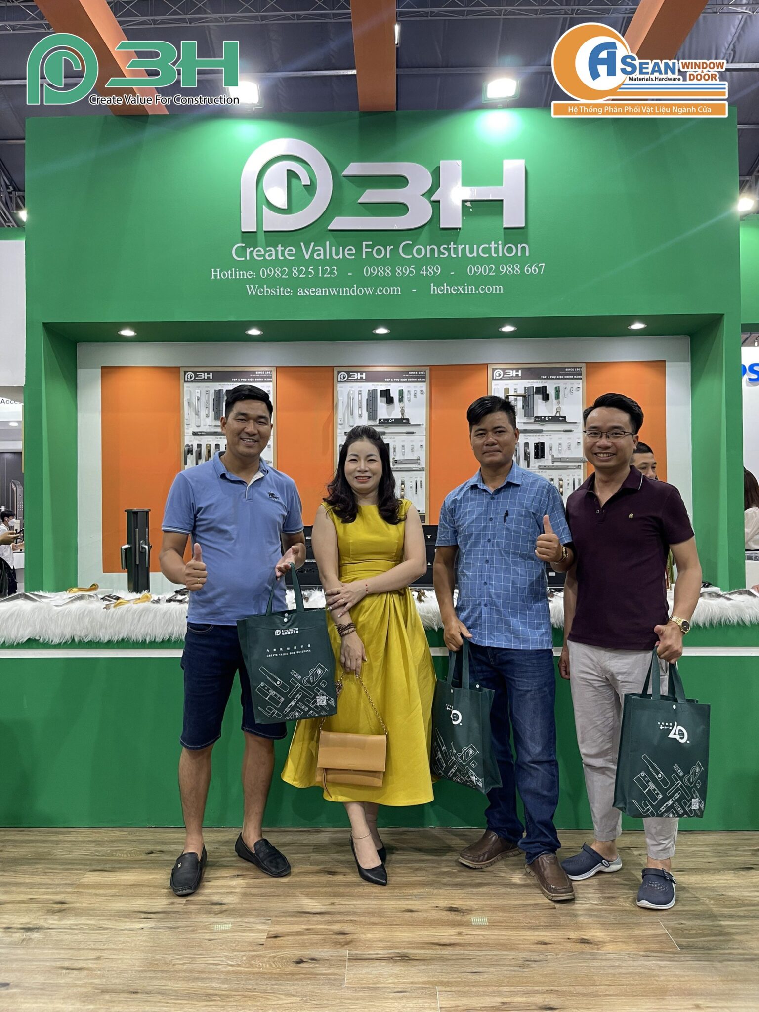 Khách hàng chụp ảnh lưu niệm tại gian hàng phụ kiện 3H